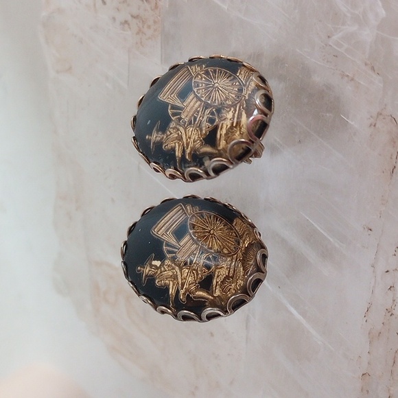 VINTAGE INTAGLIO INVERTED GLASS RICKSHAW CLIP EARRINGS BLACK/GOLD 1" X 3/4" - Picture 3 of 5